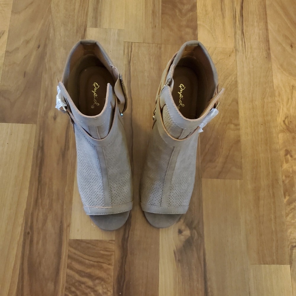 NWOT Qupid booties size 8